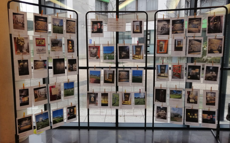 Les élèves de 1PCV, 1PVE et 1PGAC exposent un reportage photo historique et poétique après leur visite au Mémorial de Caen.