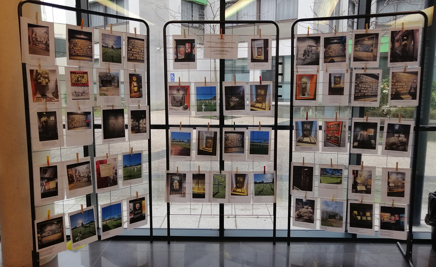 Les élèves de 1PCV, 1PVE et 1PGAC exposent un reportage photo historique et poétique après leur visite au Mémorial de Caen.