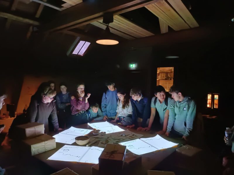 Groupe d’élèves en pleine résolution d’énigmes dans une salle de l’escape game au Château de la Chapelle-Bouëxic.