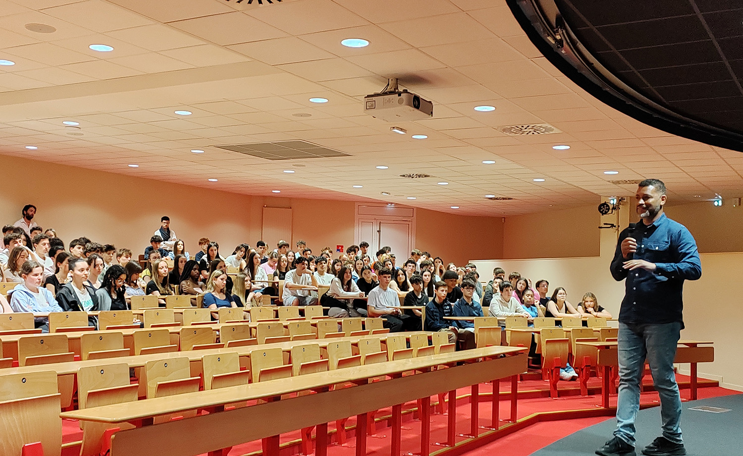 Rencontre de Yannis Gautier avec les élèves de 1ère au Lycée Jean-Paul II, témoignage de rédemption.