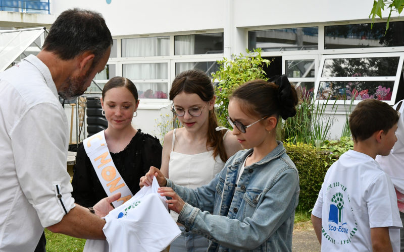 Les éco-délégués du Collège Immaculée et Lycée Jean-Paul II célébrant leur labellisation Eco-École niveau Platine.