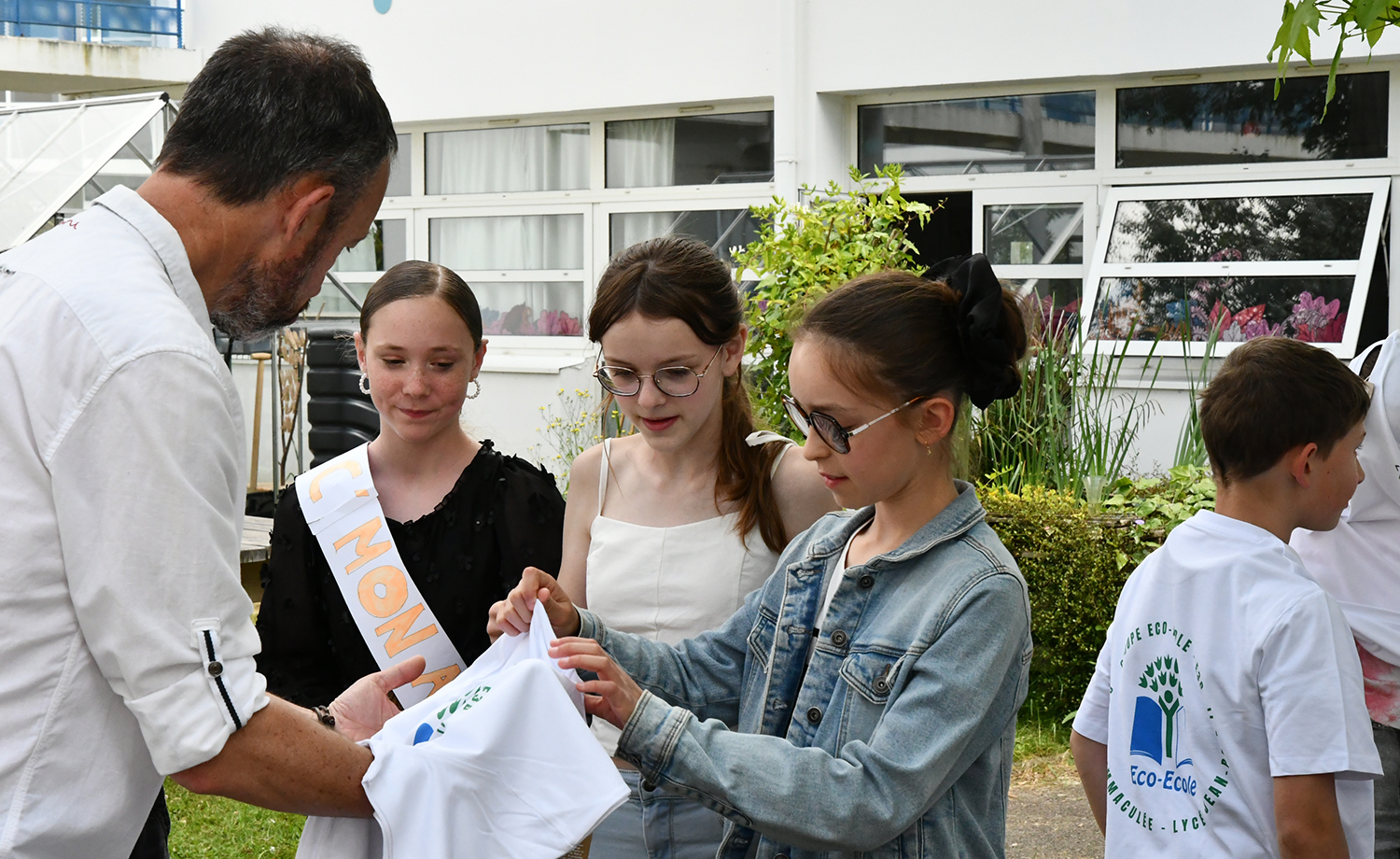 Les éco-délégués du Collège Immaculée et Lycée Jean-Paul II célébrant leur labellisation Eco-École niveau Platine.