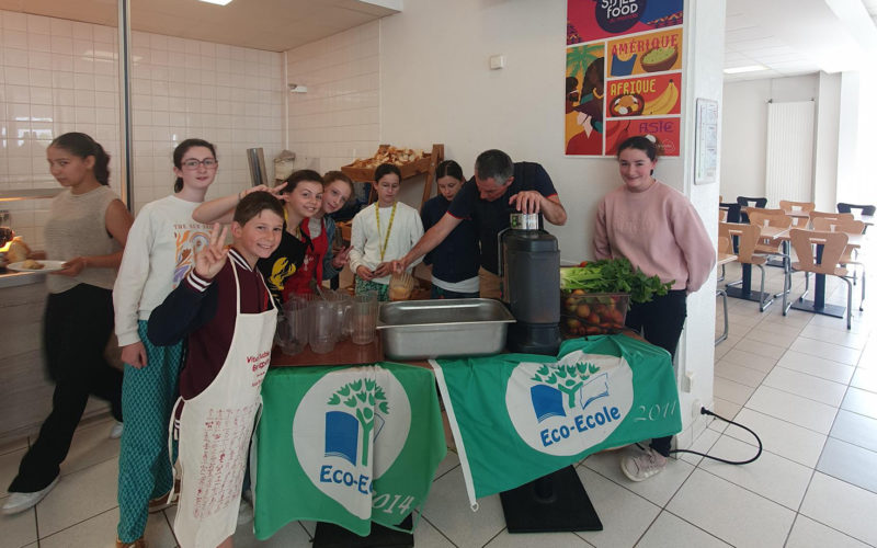 Éco-Délégués du collège et lycée de Saint-Grégoire préparant des smoothies pour une action de sensibilisation à l’alimentation saine.