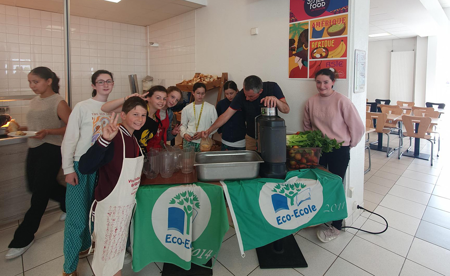 Éco-Délégués du collège et lycée de Saint-Grégoire préparant des smoothies pour une action de sensibilisation à l’alimentation saine.