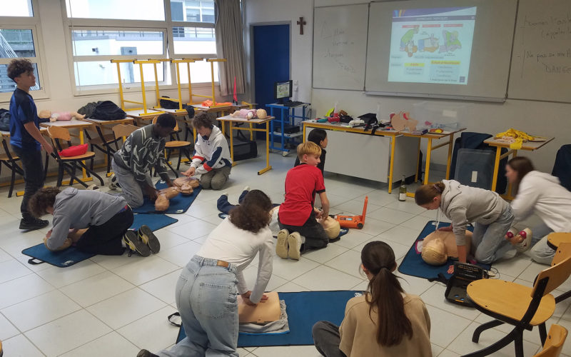 Des élèves de 4ème du Collège Immaculée réalise une mise en situation de premiers secours lors de la formation PSC.