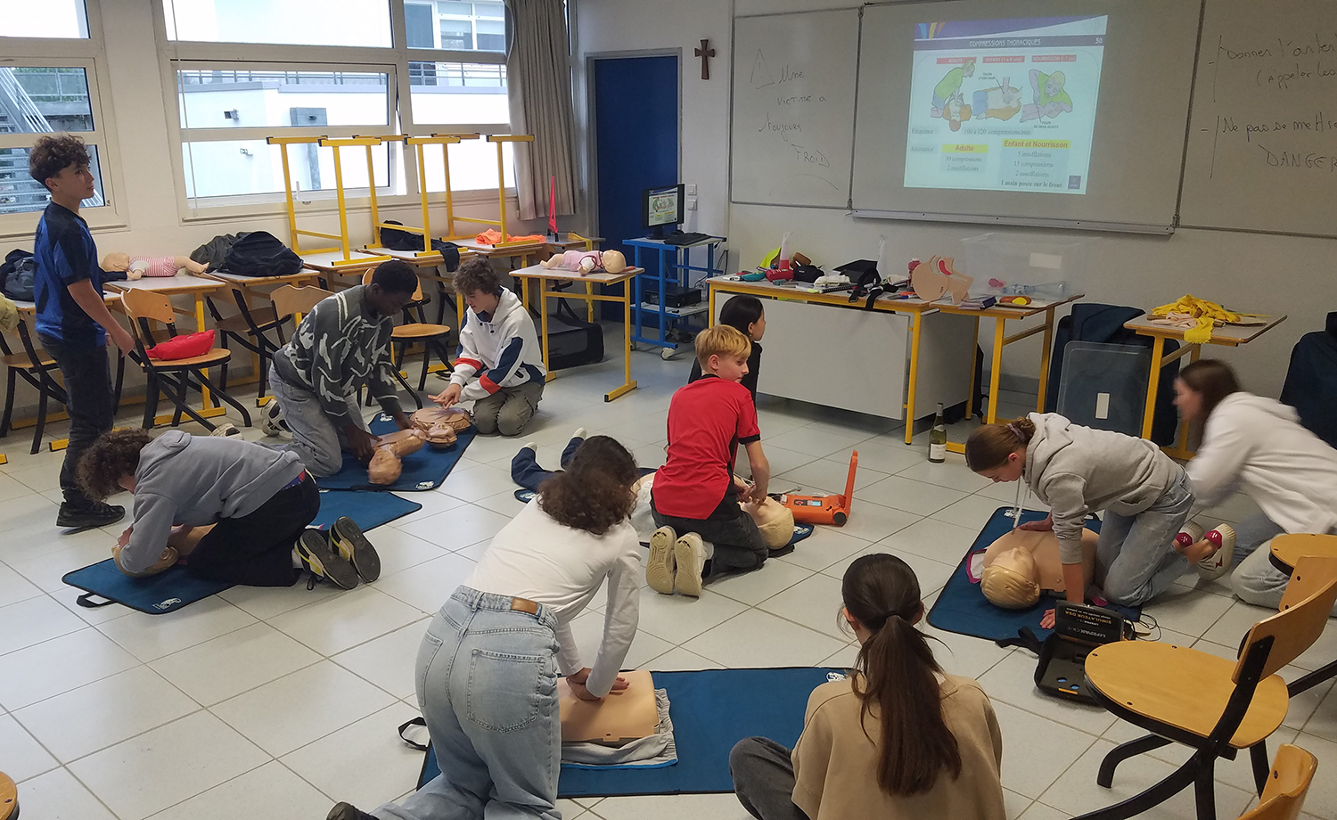 Des élèves de 4ème du Collège Immaculée réalise une mise en situation de premiers secours lors de la formation PSC.