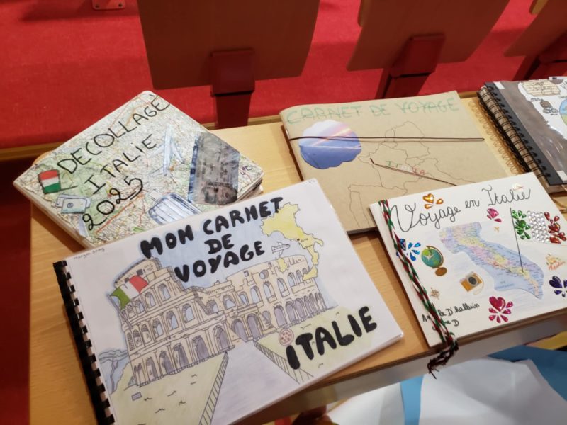 Souvenirs et croquis d’élève dans un carnet de voyage personnalisé.