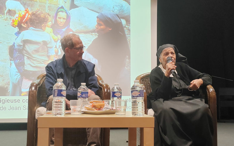 Élèves de 4ème du Collège Immaculée écoutant Sœur Sara pendant le temps fort solidaire à Saint-Grégoire.
