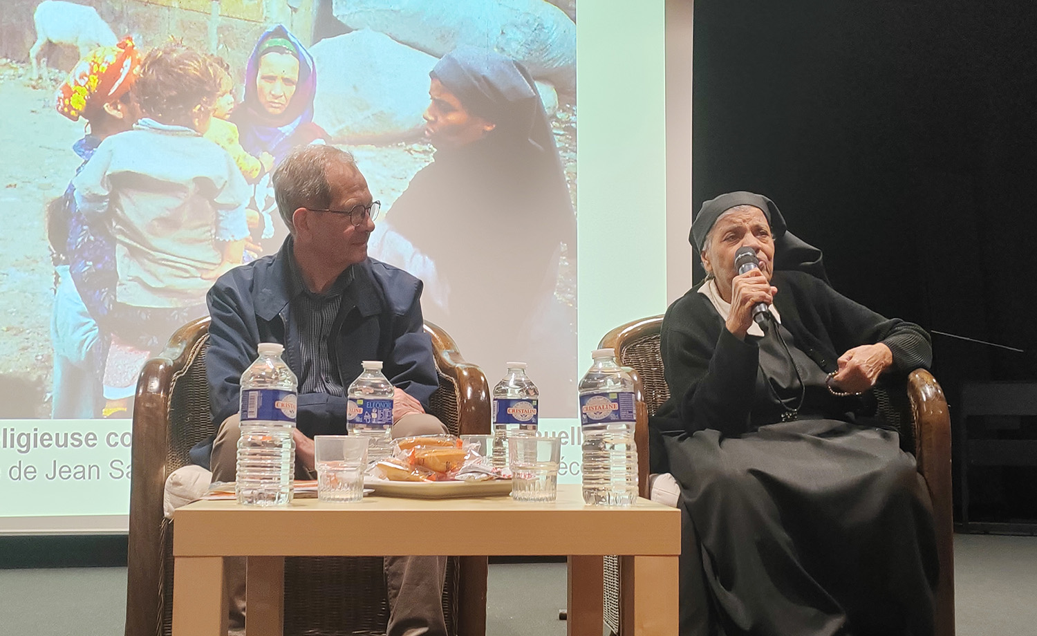 Élèves de 4ème du Collège Immaculée écoutant Sœur Sara pendant le temps fort solidaire à Saint-Grégoire.