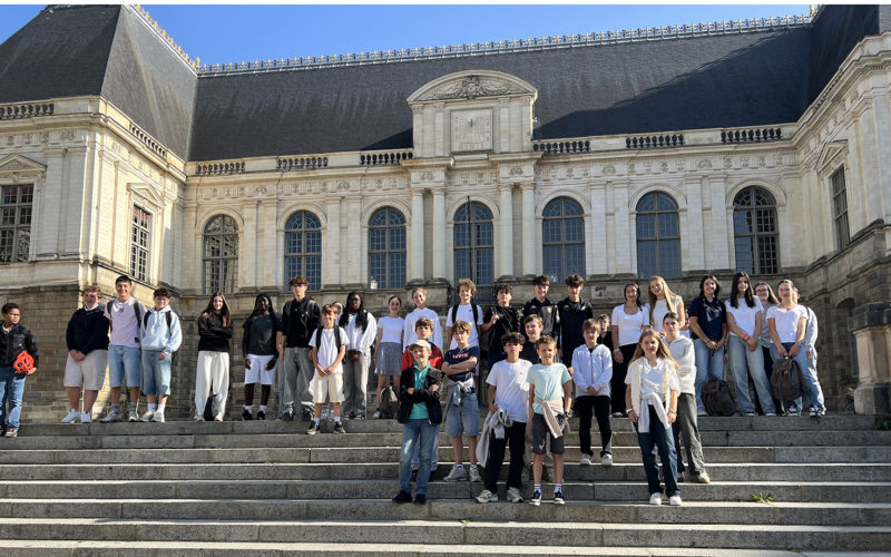 Élèves du Collège Immaculée en pleine enquête lors d’un escape game à travers les rues historiques de Rennes, à la découverte de son patrimoine architectural.