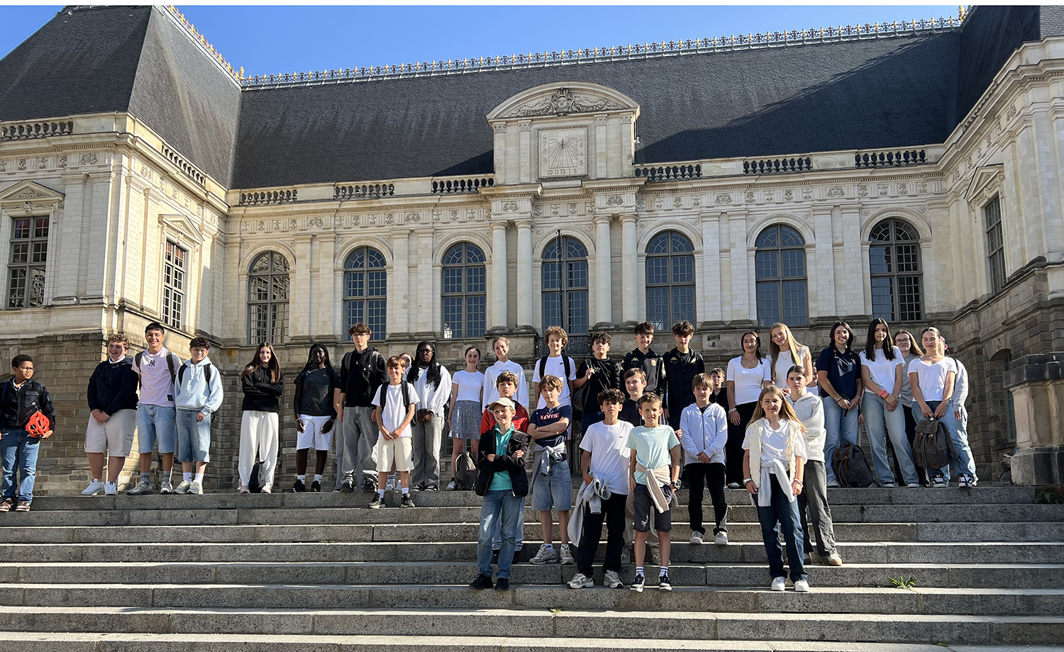 Élèves du Collège Immaculée en pleine enquête lors d’un escape game à travers les rues historiques de Rennes, à la découverte de son patrimoine architectural.