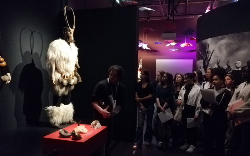 Élèves de terminale professionnelle du Lycée de La Salle découvrant l’exposition Carnavals aux Champs Libres à Rennes, mai 2025.