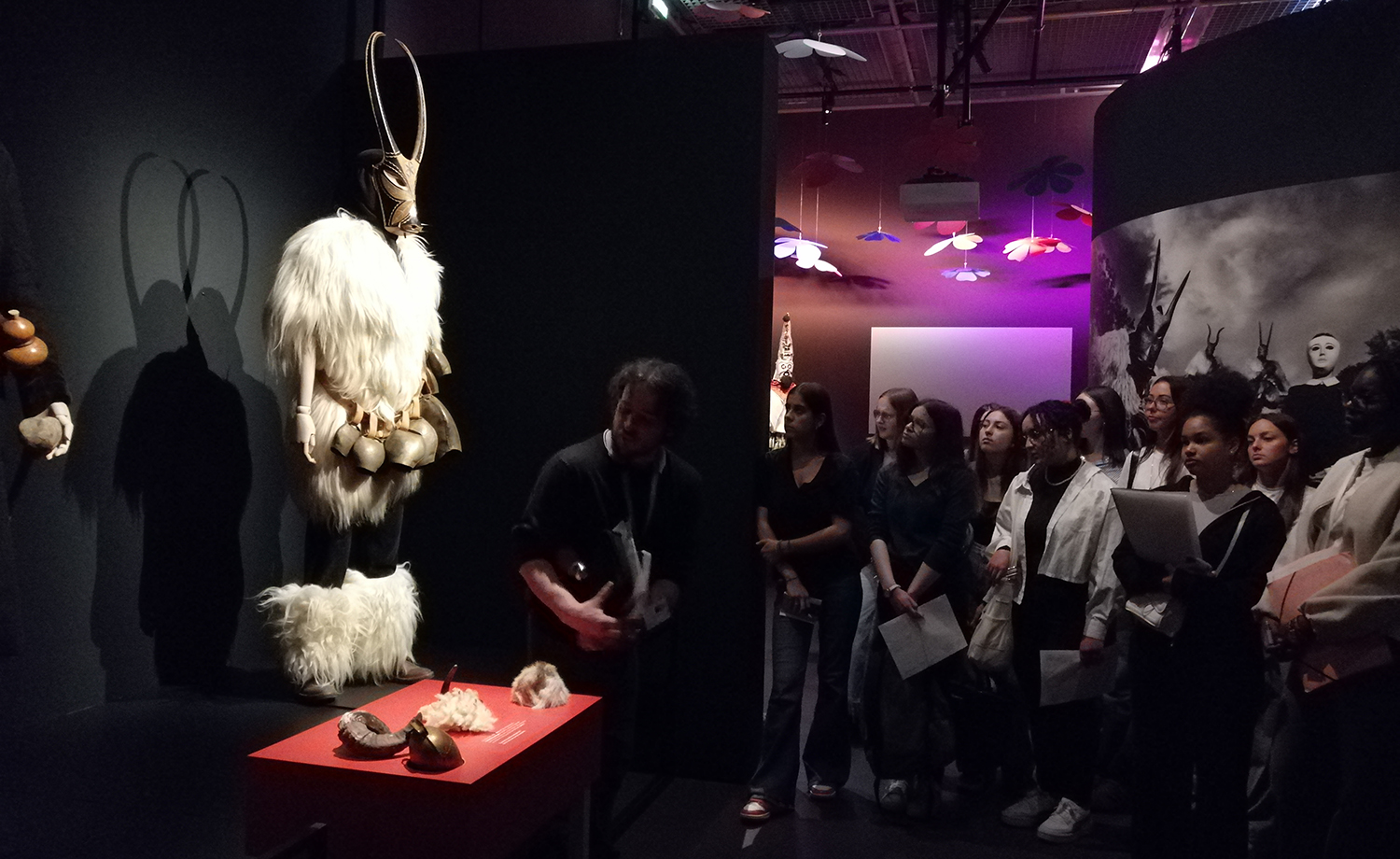 Élèves de terminale professionnelle du Lycée de La Salle découvrant l’exposition Carnavals aux Champs Libres à Rennes, mai 2025.