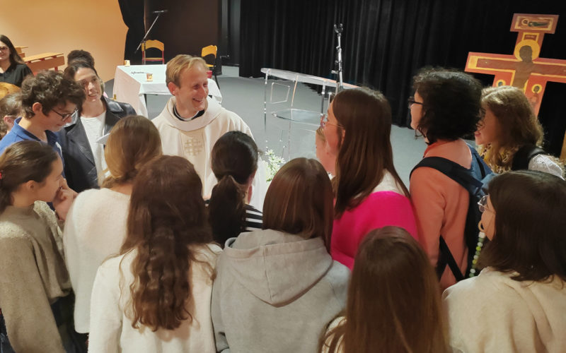 Père Hubert, aumônier dynamique, lors d’un temps de prière avec les élèves au Collège Immaculée et Lycée Jean-Paul II.