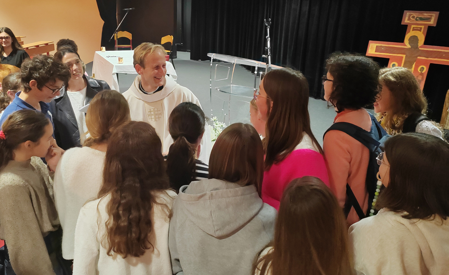 Père Hubert, aumônier dynamique, lors d’un temps de prière avec les élèves au Collège Immaculée et Lycée Jean-Paul II.