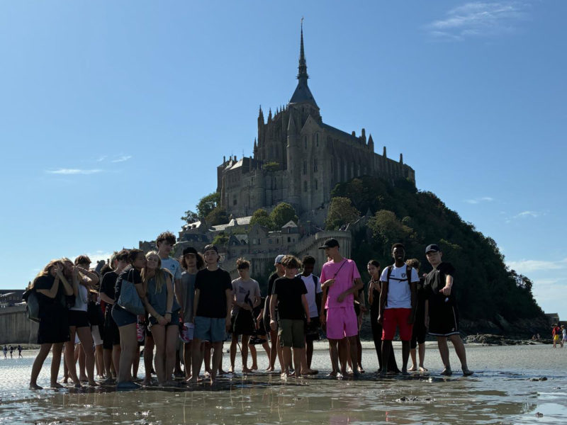 Les élèves de seconde du Lycée de La Salle découvrent le Mont-Saint-Michel lors de la rentrée 2025.