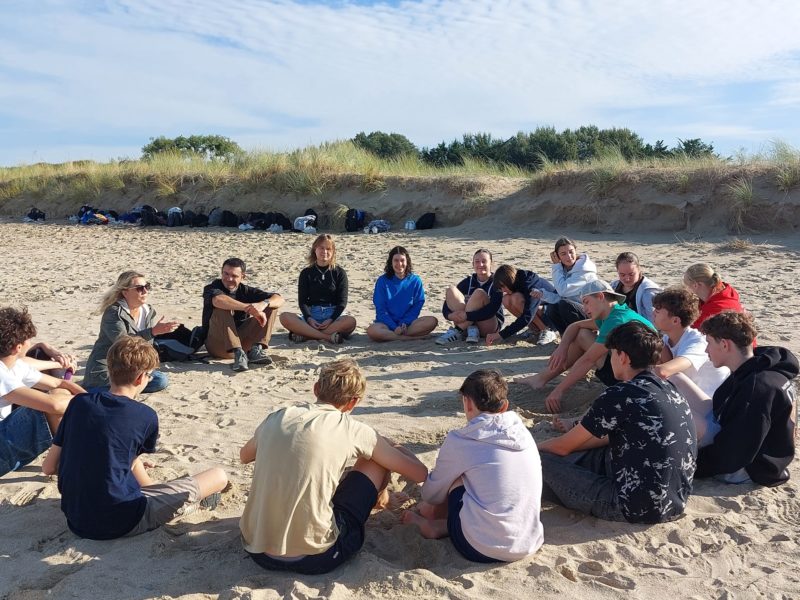 Jeux collaboratifs entre lycéens du Groupe Saint Jean au Mont-Saint-Michel.