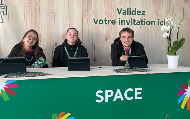 Étudiants BTS MCO du Pôle Sup de La Salle en mission sur les stands du SPACE 2025.