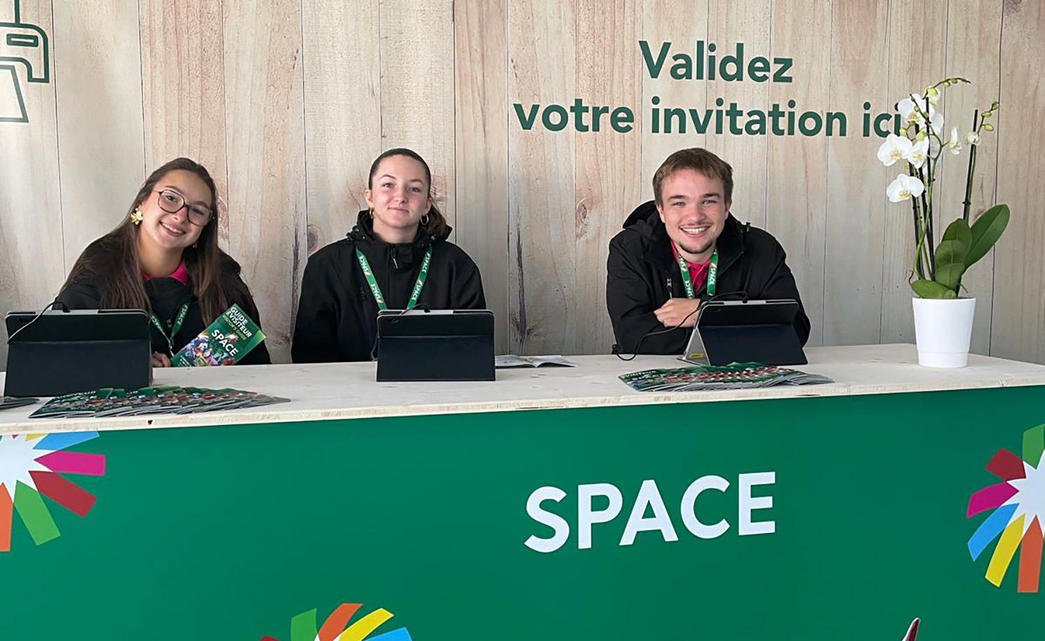 Étudiants BTS MCO du Pôle Sup de La Salle en mission sur les stands du SPACE 2025.