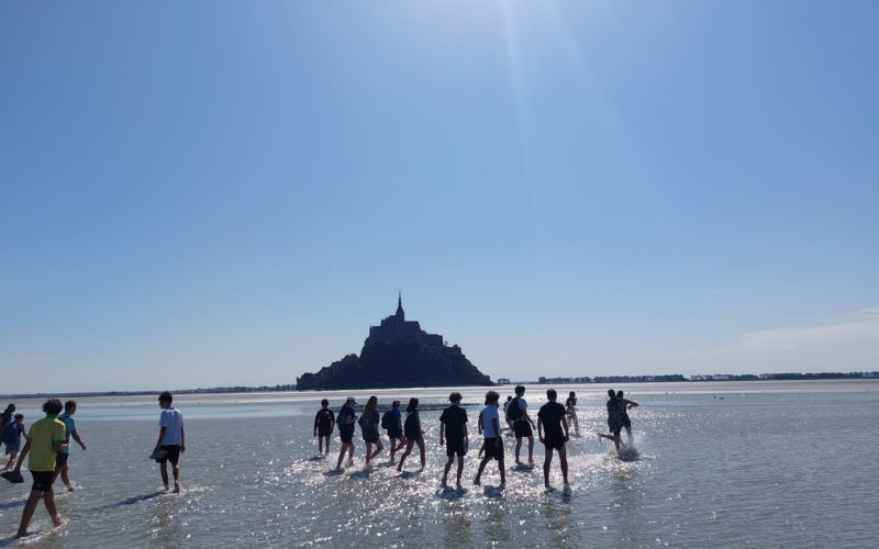 Élèves de seconde du Groupe Saint Jean lors de la journée d’intégration 2025 au Mont-Saint-Michel.