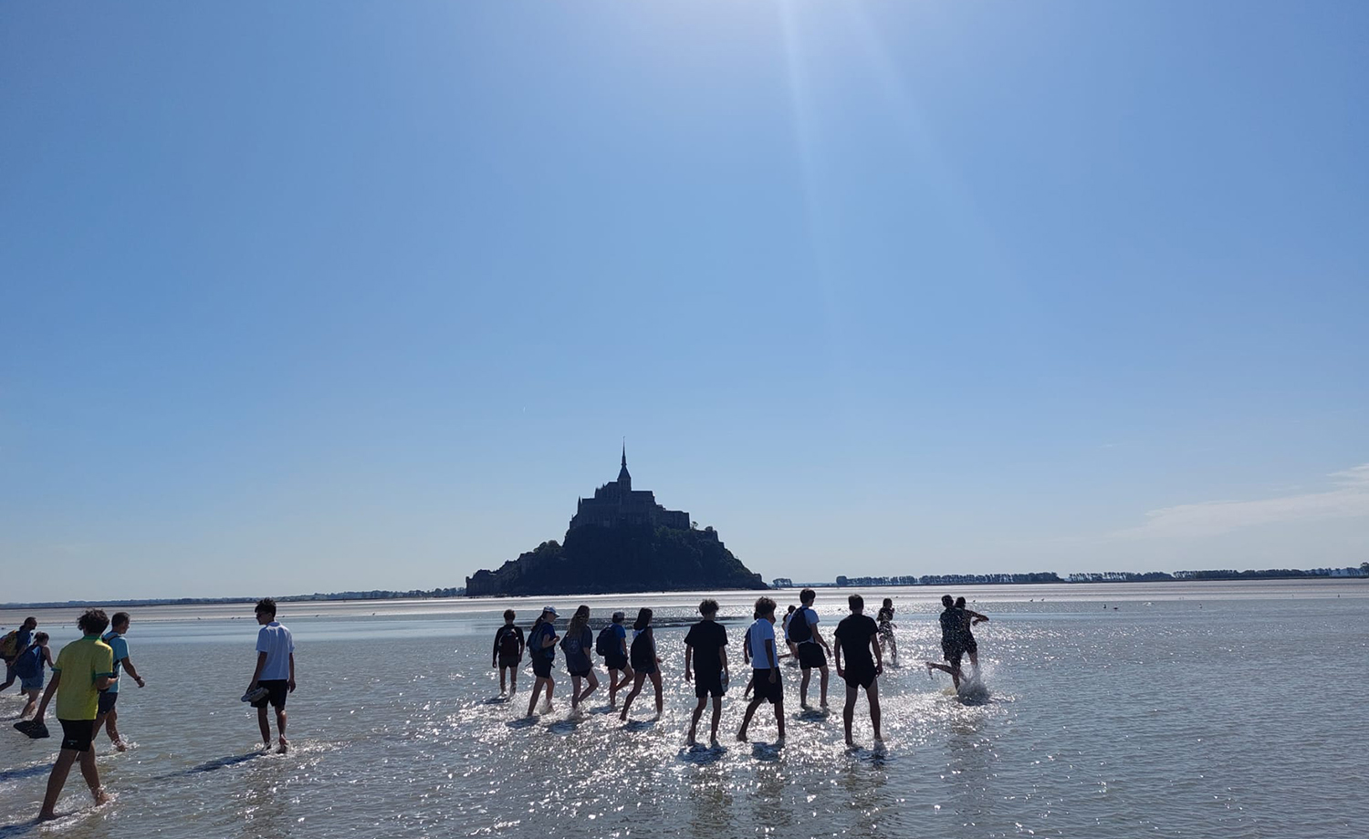 Élèves de seconde du Groupe Saint Jean lors de la journée d’intégration 2025 au Mont-Saint-Michel.