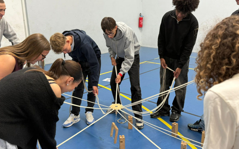 Élèves de seconde du Lycée de La Salle (Rennes) lors des Olympiades de rentrée 2025, activités collaboratives et sportives pour favoriser la cohésion de classe.