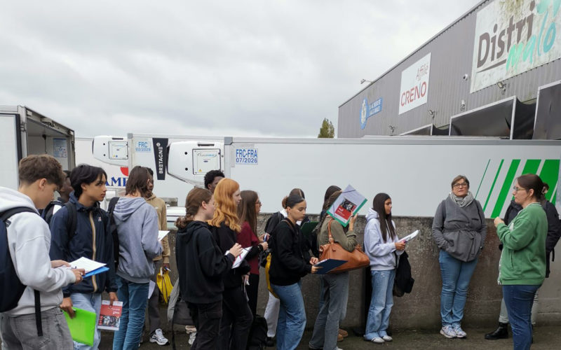 Élèves de 2GATL – Gestion Administrative des Transports et de la Logistique du Lycée de La Salle en visite chez Distrimalo à Saint-Malo, découvrant la transformation du poisson et les métiers de la logistique.