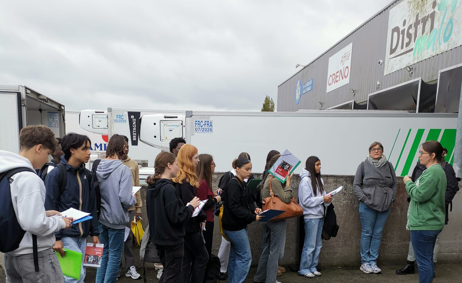 Élèves de 2GATL – Gestion Administrative des Transports et de la Logistique du Lycée de La Salle en visite chez Distrimalo à Saint-Malo, découvrant la transformation du poisson et les métiers de la logistique.
