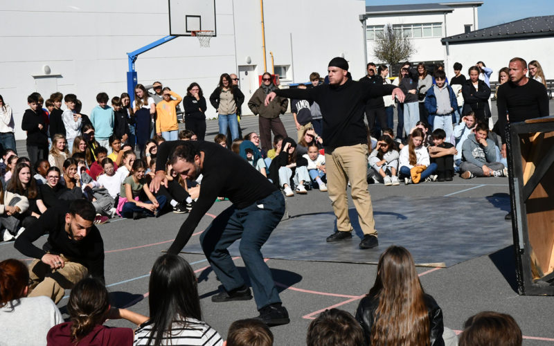 Les élèves du collège participent à un atelier cirque avec le chorégraphe François BAZENET de la compagnie Primitif.