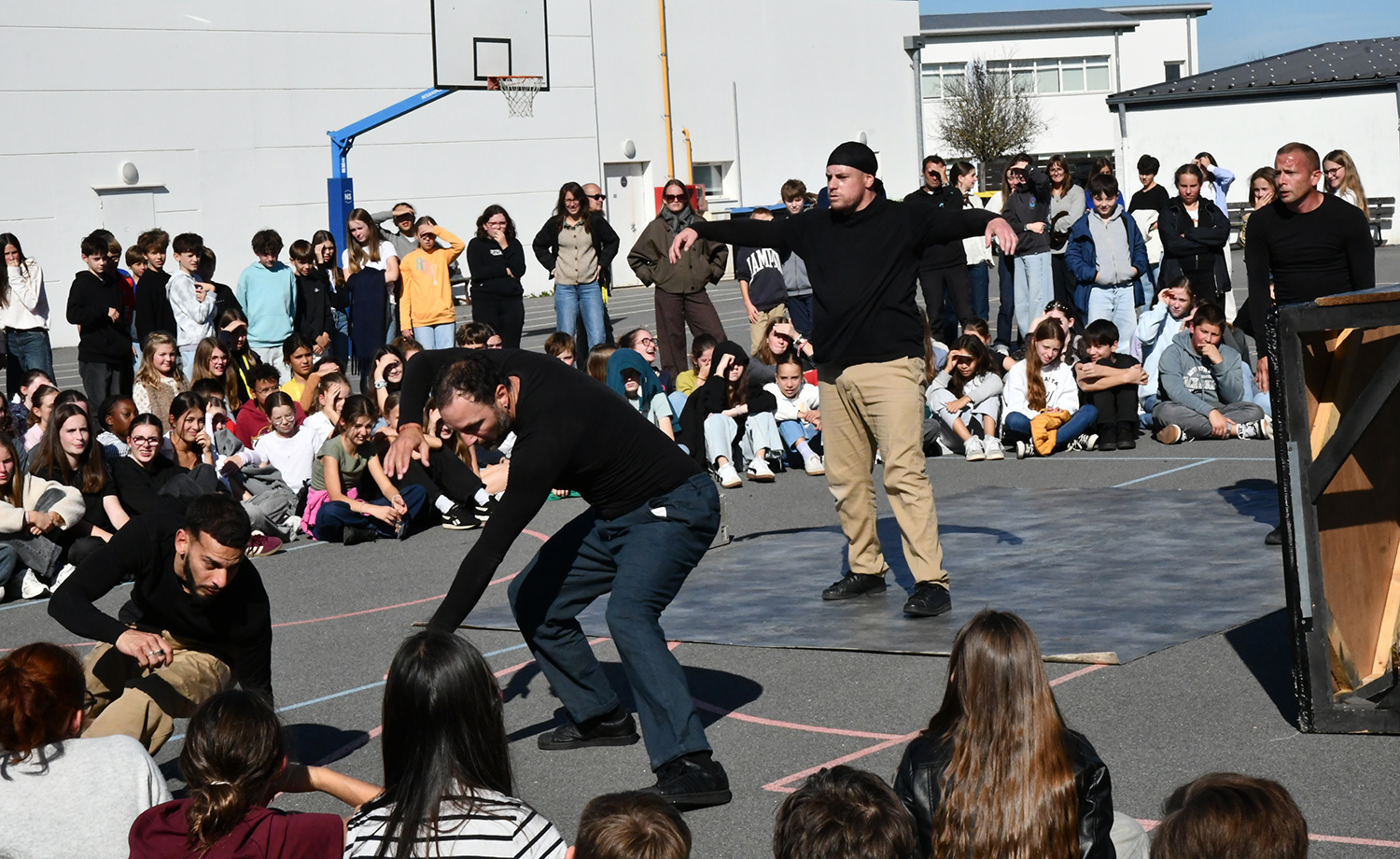 Les élèves du collège participent à un atelier cirque avec le chorégraphe François BAZENET de la compagnie Primitif.