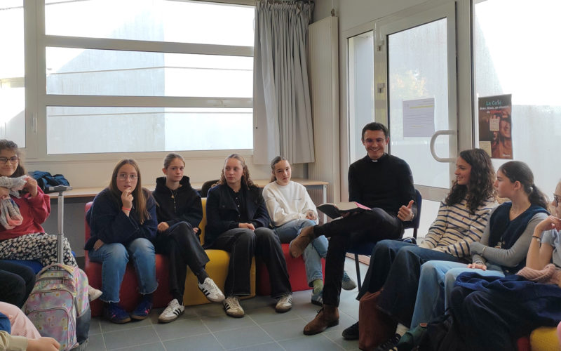Première séance d’« OSE ! » pour les 4èmes-3èmes du Collège Immaculée : échanges et lecture de l’Évangile autour de la Parole de Dieu.