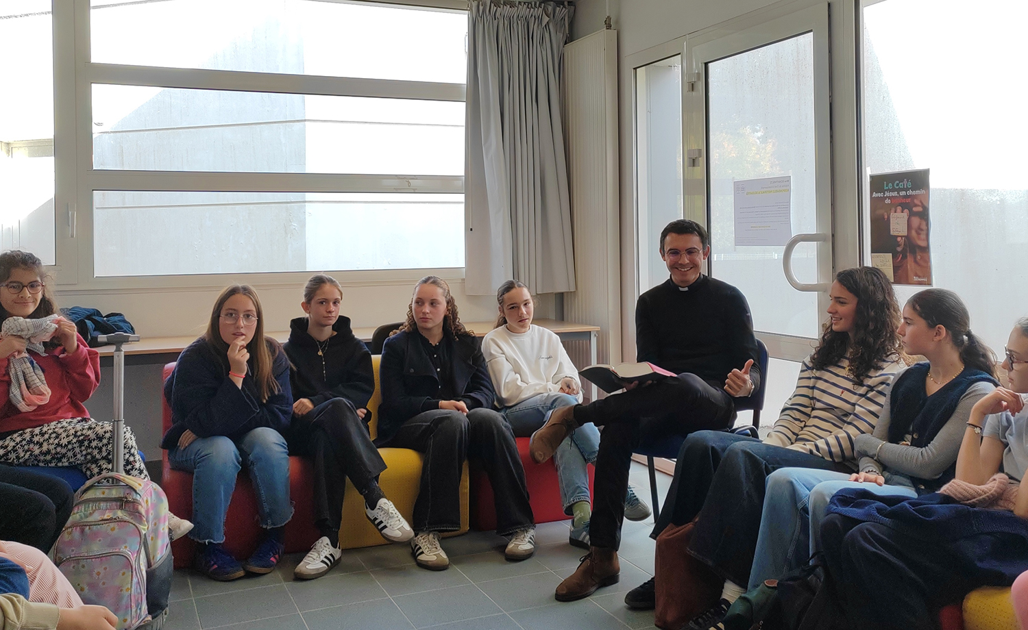 Première séance d’« OSE ! » pour les 4èmes-3èmes du Collège Immaculée : échanges et lecture de l’Évangile autour de la Parole de Dieu.