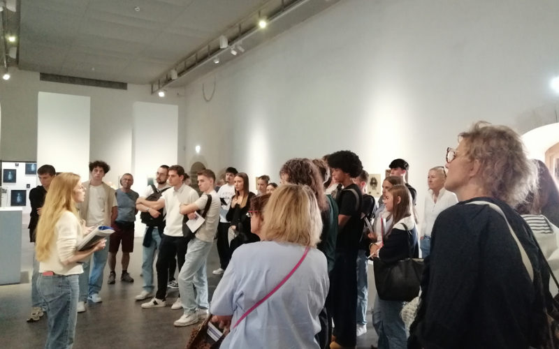 Étudiants du BTS Assurance du Pôle Sup de La Salle découvrant l’exposition Les Yeux dans les Yeux de la collection Pinault au Couvent des Jacobins à Rennes.