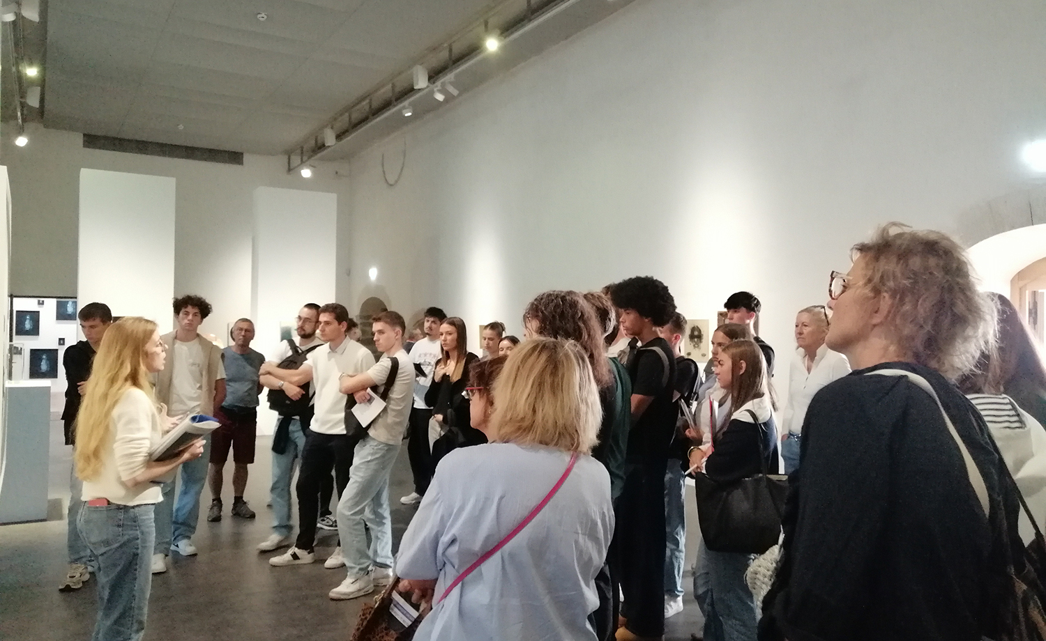 Étudiants du BTS Assurance du Pôle Sup de La Salle découvrant l’exposition Les Yeux dans les Yeux de la collection Pinault au Couvent des Jacobins à Rennes.