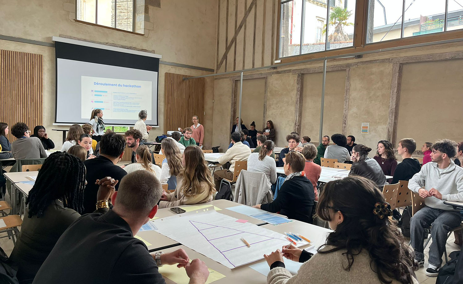 Étudiants de BTS Assurance participant au hackathon du Forum Séisme en partenariat avec Groupama autour du mutualisme et de l’engagement.