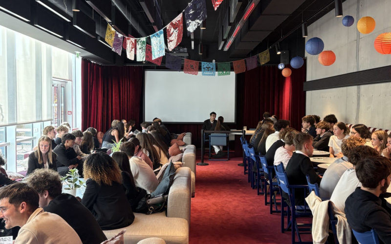 Étudiants en BTS NDRC du Pôle Sup de La Salle participant à des ateliers de tutorat au Saint-Jacques Café, échangeant conseils et expériences entre promotions.