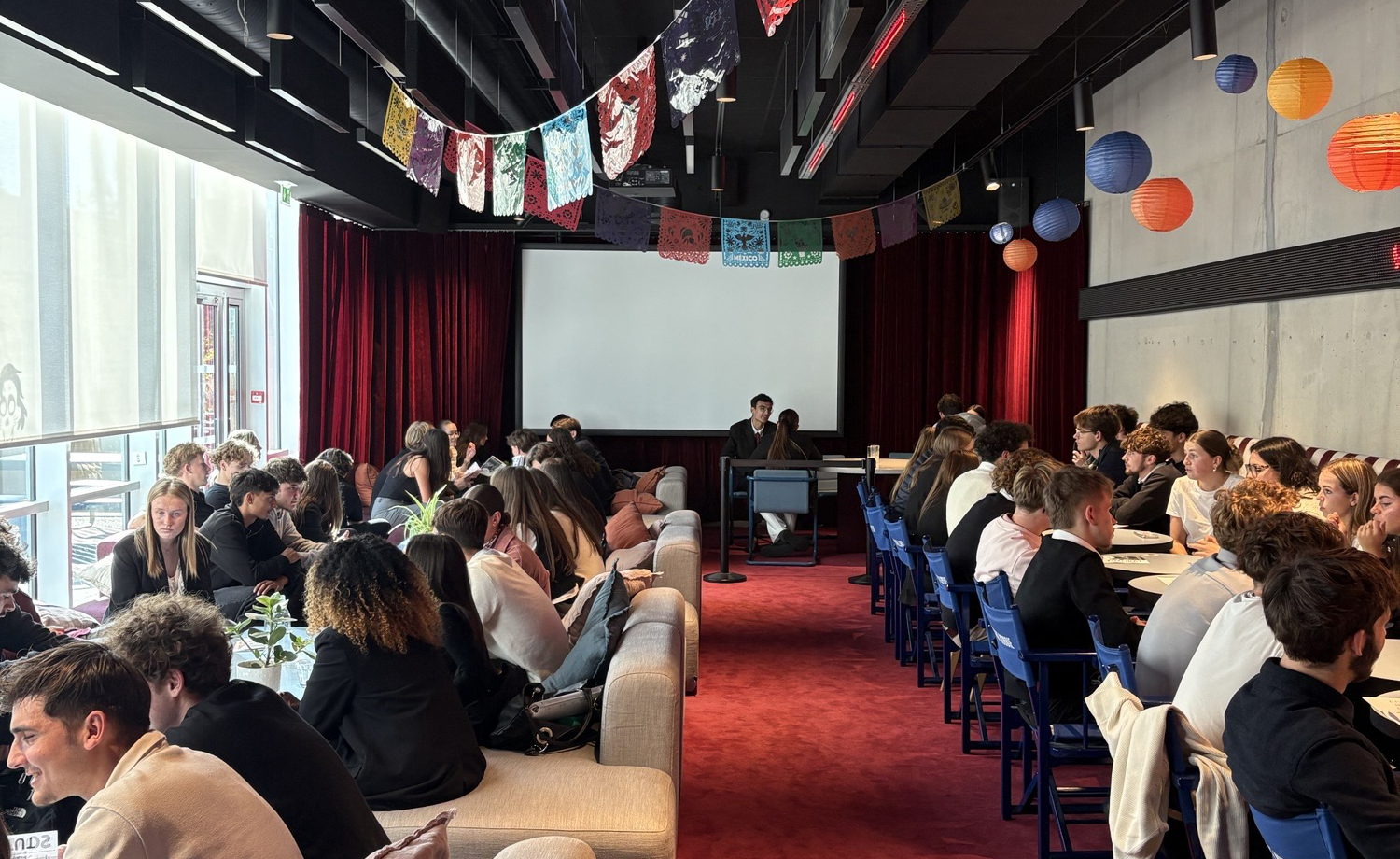 Étudiants en BTS NDRC du Pôle Sup de La Salle participant à des ateliers de tutorat au Saint-Jacques Café, échangeant conseils et expériences entre promotions.
