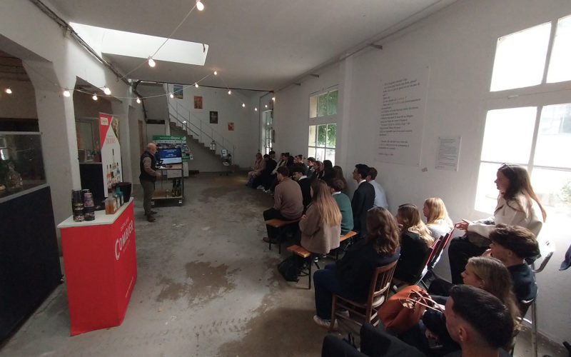 Étudiants BTS NDRC du Pôle Sup en visite pédagogique à l’entreprise Combier à Saumur, préparation à l’animation commerciale.