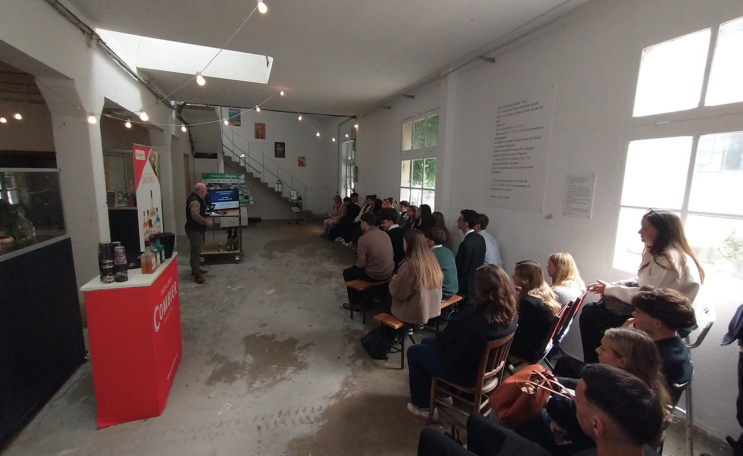 Étudiants BTS NDRC du Pôle Sup en visite pédagogique à l’entreprise Combier à Saumur, préparation à l’animation commerciale.