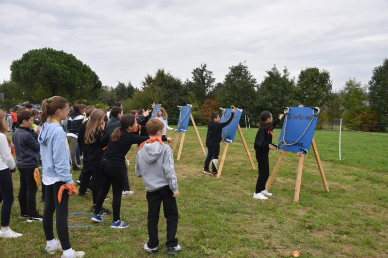 Compétition amicale entre équipes de 6ᵉ dans une activité de groupe.