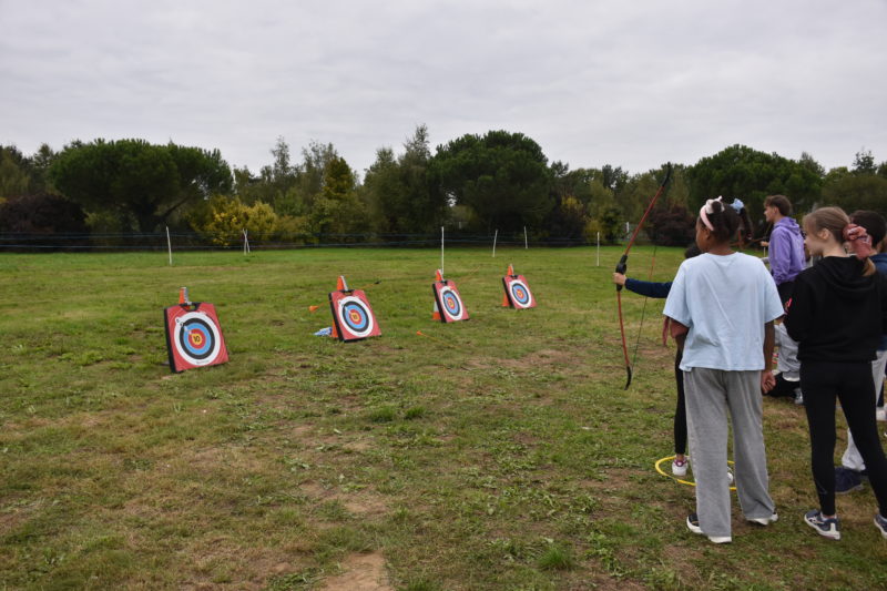 Jeu de tir à l’arc pour développer concentration et précision.