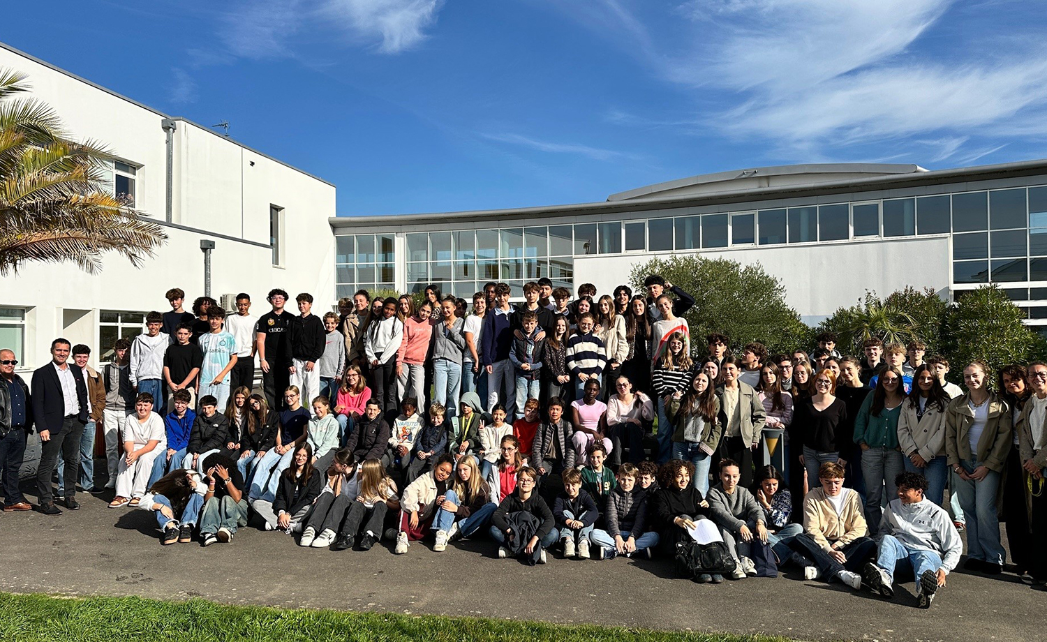 Élèves délégués du Collège Immaculée et du Lycée Jean-Paul II en formation, travaillant en groupe sur leurs rôles et missions de représentants.
