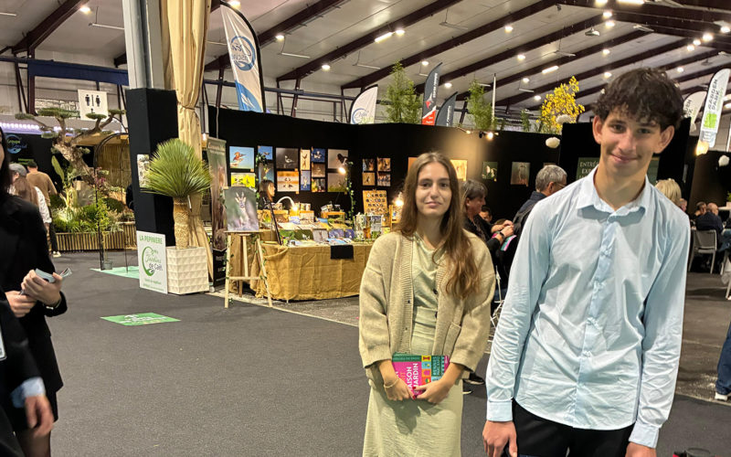 Élèves de Première Métiers de l’Accueil du Lycée de La Salle lors de leur première mission d’accueil au Salon Esprit Maison Esprit Jardin à Rennes.