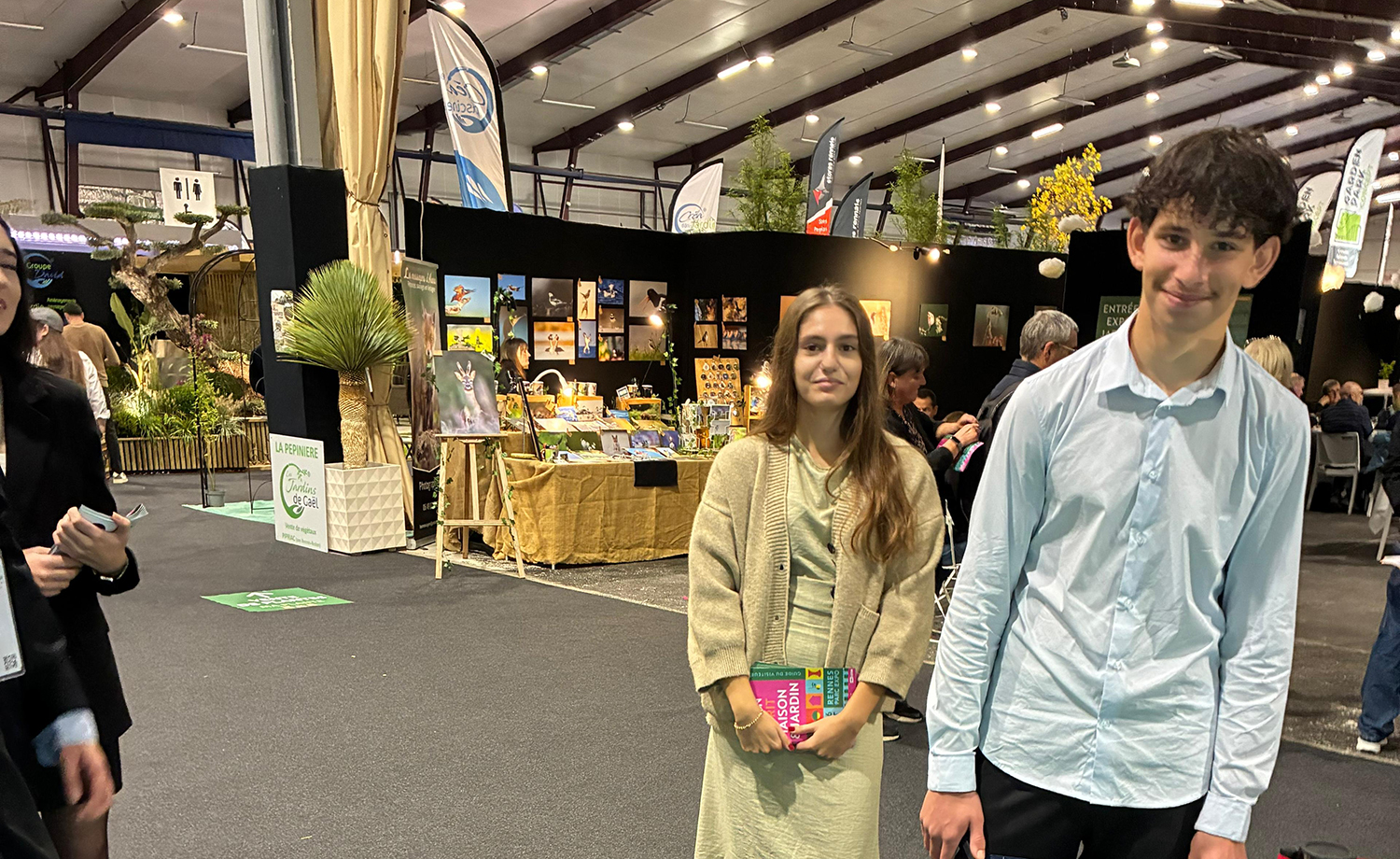 Élèves de Première Métiers de l’Accueil du Lycée de La Salle lors de leur première mission d’accueil au Salon Esprit Maison Esprit Jardin à Rennes.