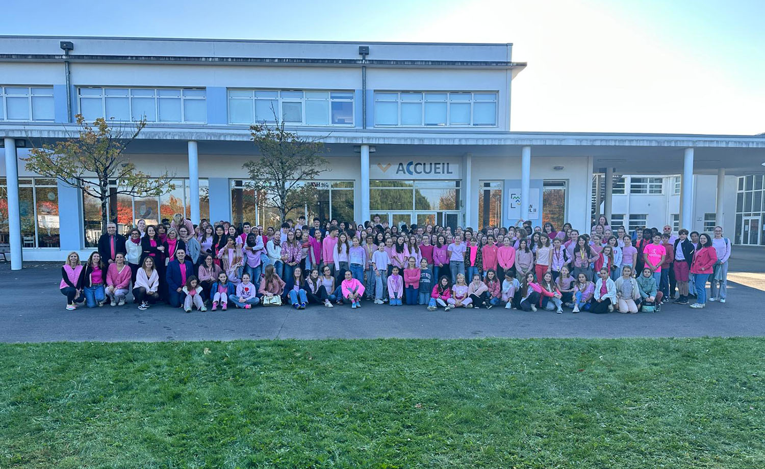 Les élèves et enseignants du Collège Immaculée et du Lycée Jean-Paul II se sont unis pour Octobre Rose, symbolisant solidarité et espoir.