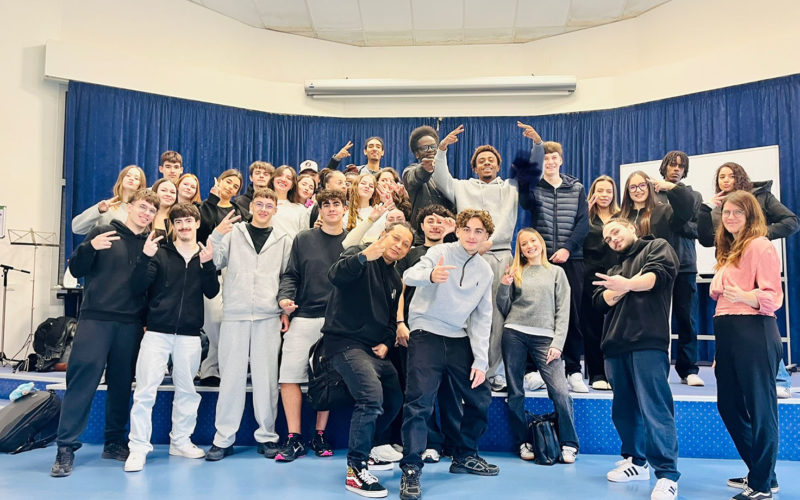 Élèves de terminale Vente et Commerce participant à un atelier hip-hop animé par Angelo Razafindrazoary pour le PSE au lycée De La Salle à Rennes.