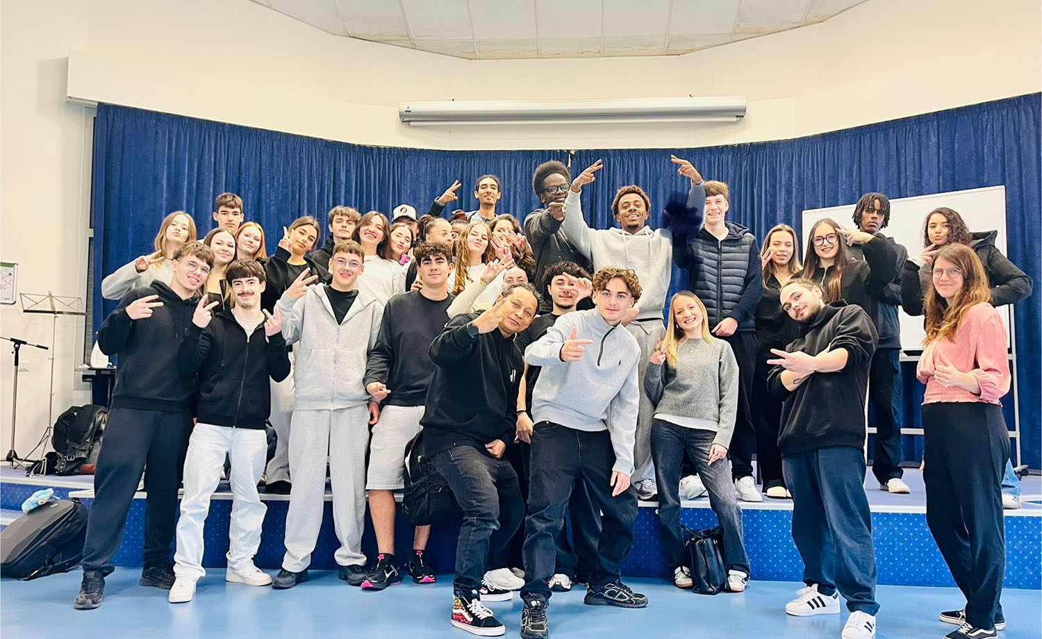 Élèves de terminale Vente et Commerce participant à un atelier hip-hop animé par Angelo Razafindrazoary pour le PSE au lycée De La Salle à Rennes.