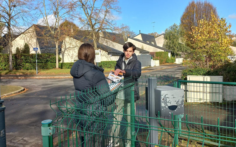 Élèves de Première Métiers du Commerce et de la Vente en opération de prospection terrain avec Guenno Immobilier, réalisant une séance de boîtage et de collecte de contacts.