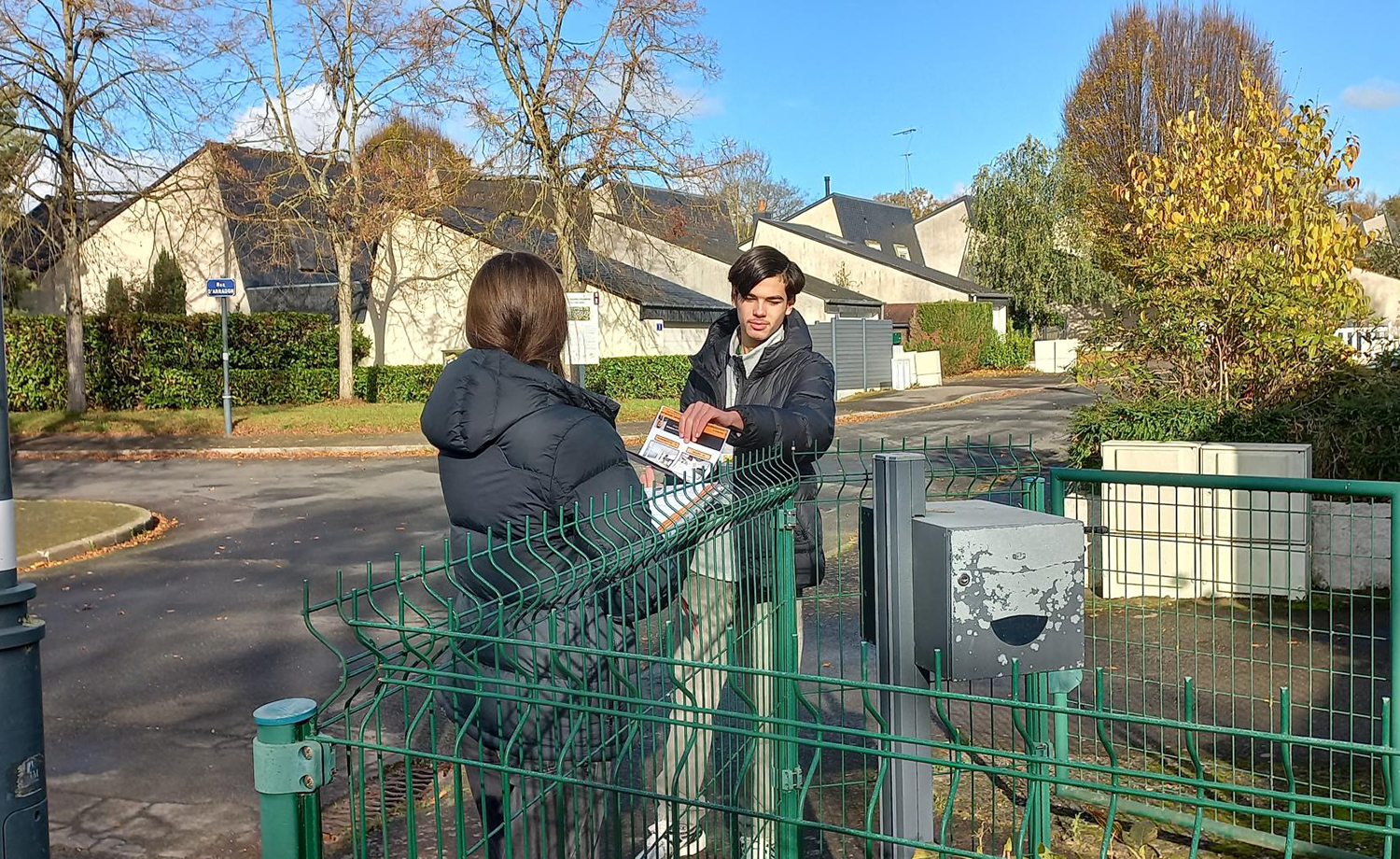 Élèves de Première Métiers du Commerce et de la Vente en opération de prospection terrain avec Guenno Immobilier, réalisant une séance de boîtage et de collecte de contacts.