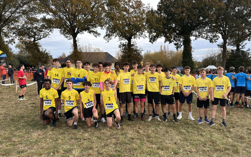 Élèves du Collège Immaculée, du Lycée de La Salle et du Lycée Jean-Paul II lors du cross départemental UGSEL 35 à Saint-Onen-la-Chapelle, esprit d’équipe et dépassement de soi.